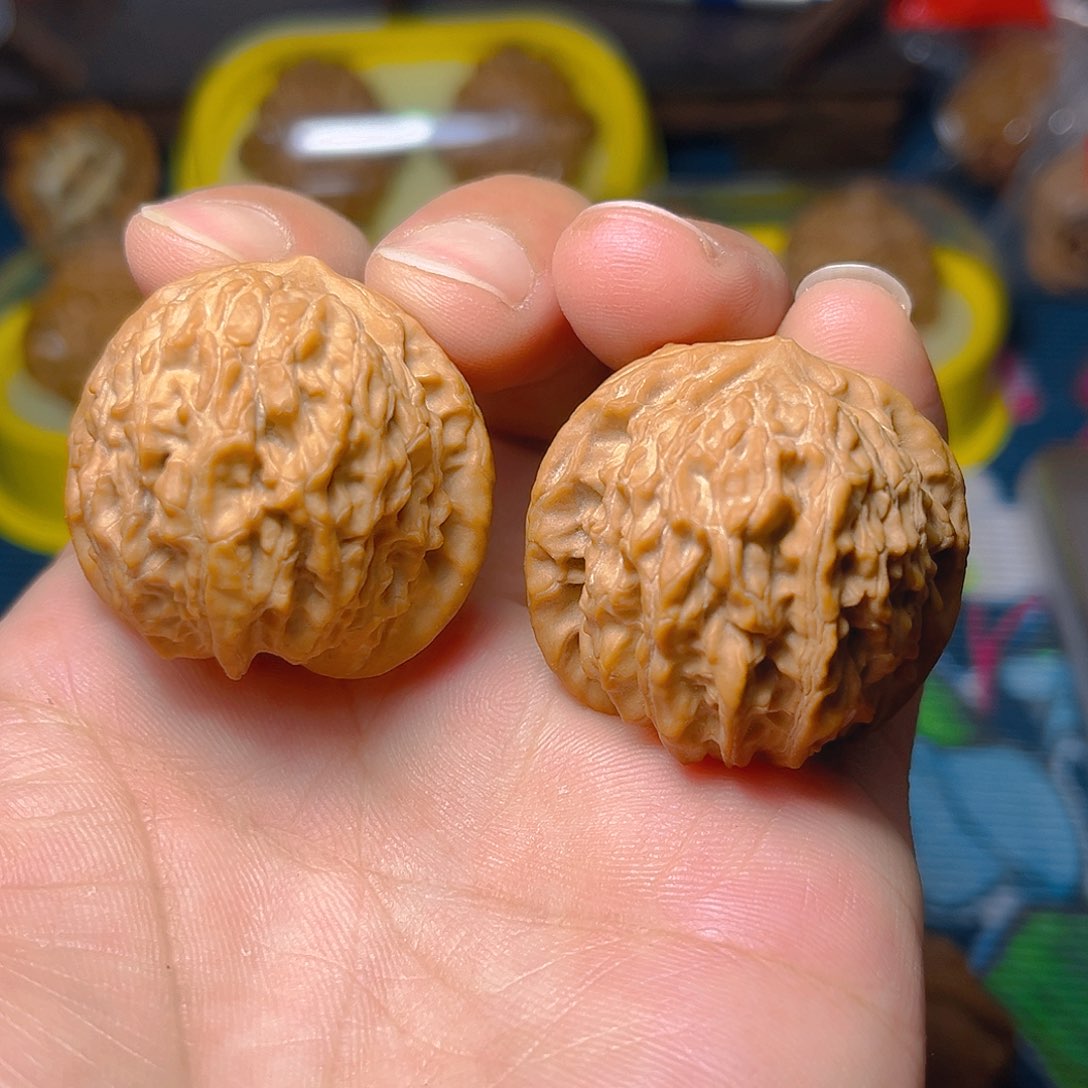 文玩核桃吊坠红豆