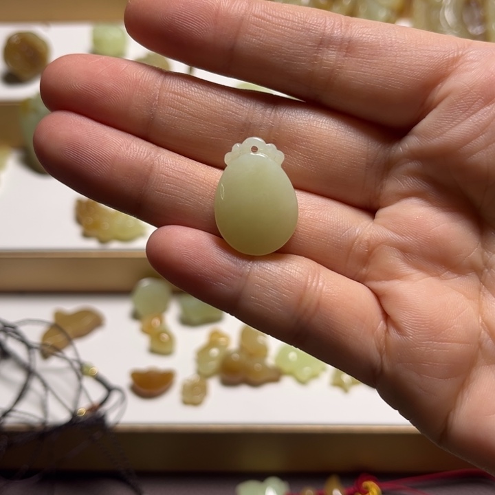 T***黄和田玉未镶嵌颈饰