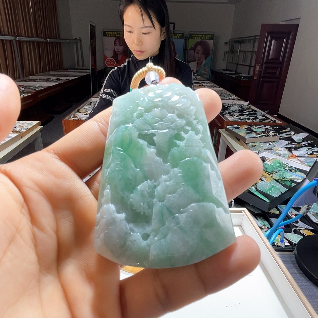 翡翠未镶嵌颈饰一