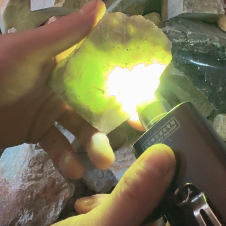 蛇纹石玉原石未镶嵌18