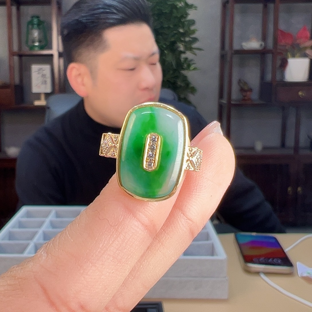 翡翠戒指18K金镶嵌戒指