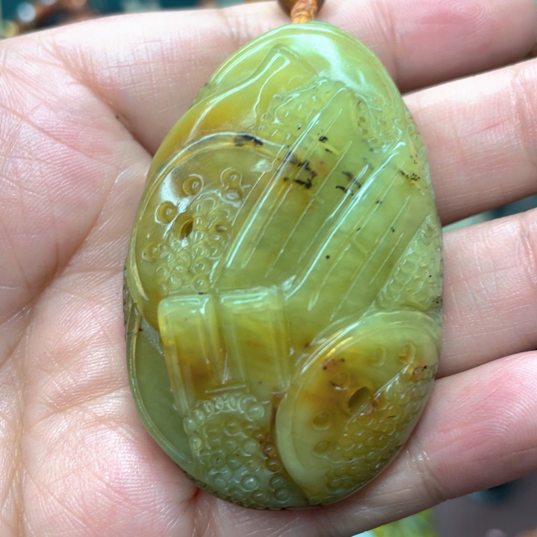蛇纹石玉颈饰未镶嵌