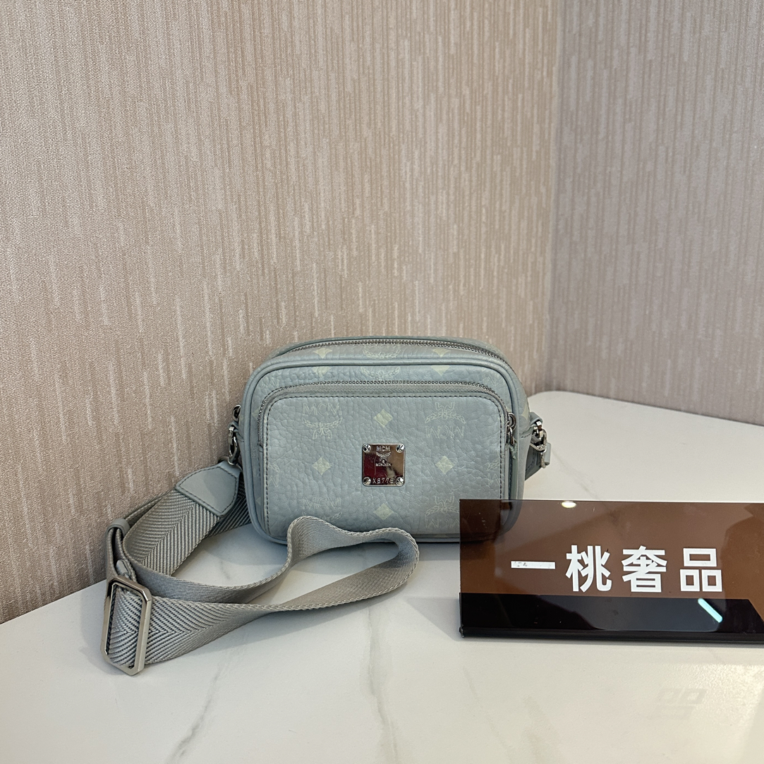 95新 MCM 一桃/mcm 迷雾灰相机宽肩带斜挎
