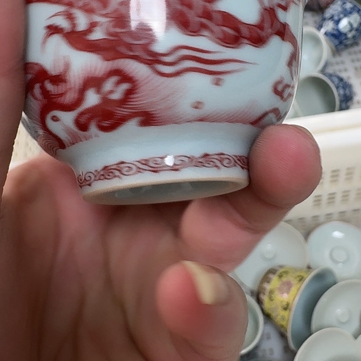 瓷片釉里红铠甲龙主人杯