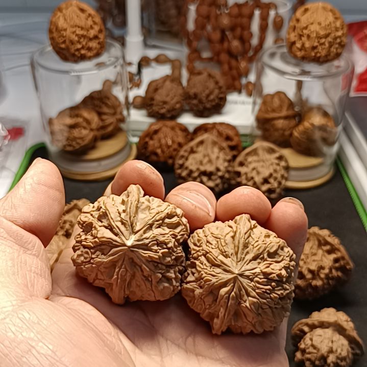 靠文玩核桃铁包子头