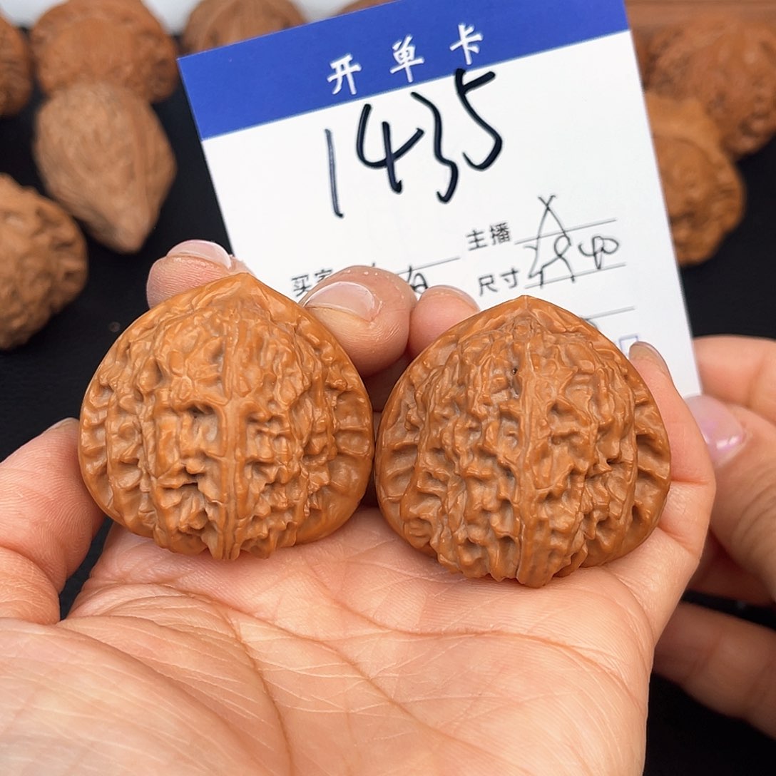 文玩核桃吊坠三角白39尺。 1435