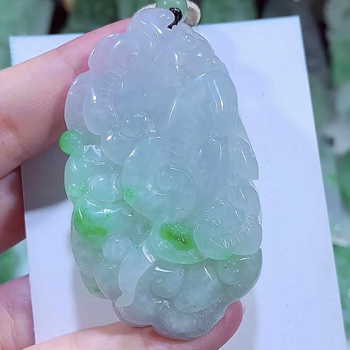 缅甸天然翡翠A货飘绿特色如意吊坠