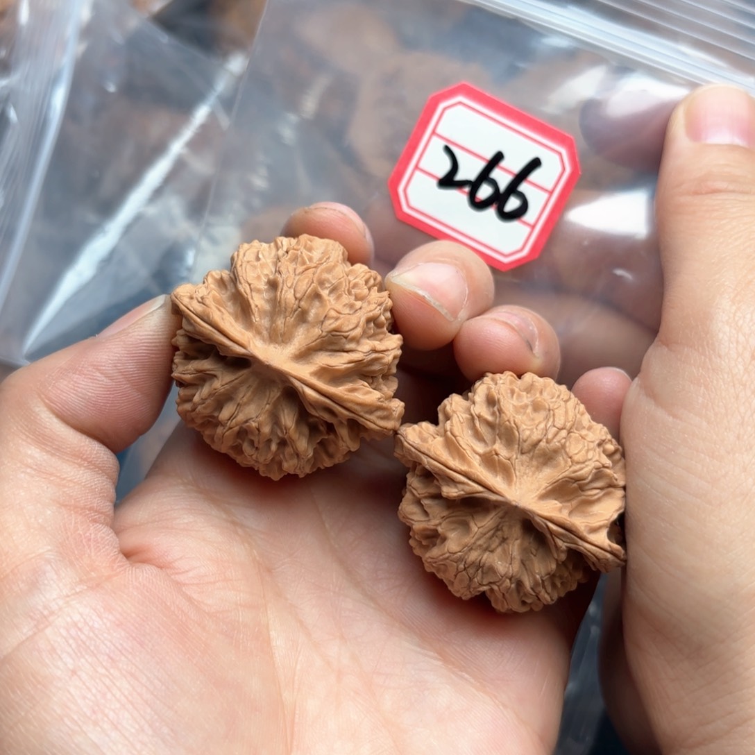 文玩核桃吊坠苹果