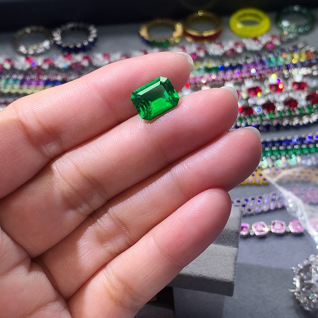 童***杺合成（培育）石榴石裸石