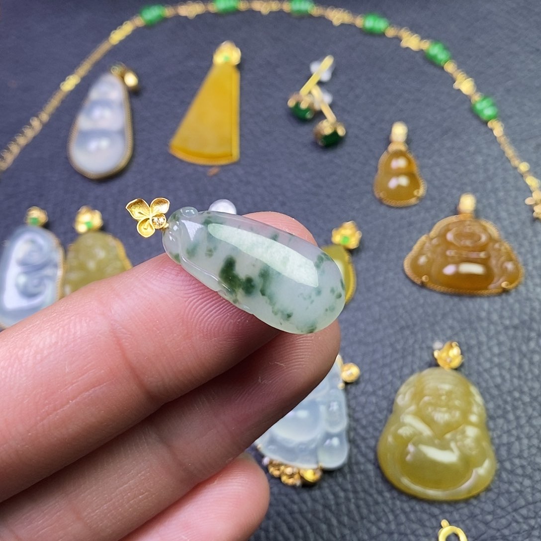 颈饰18K金镶嵌翡翠