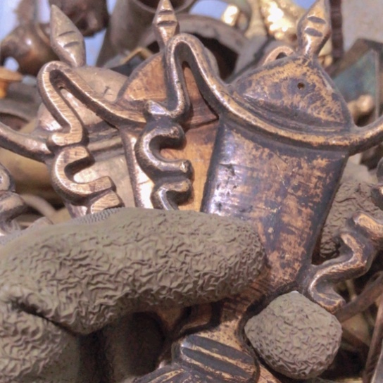 海***空闪电购铜摆件工艺品