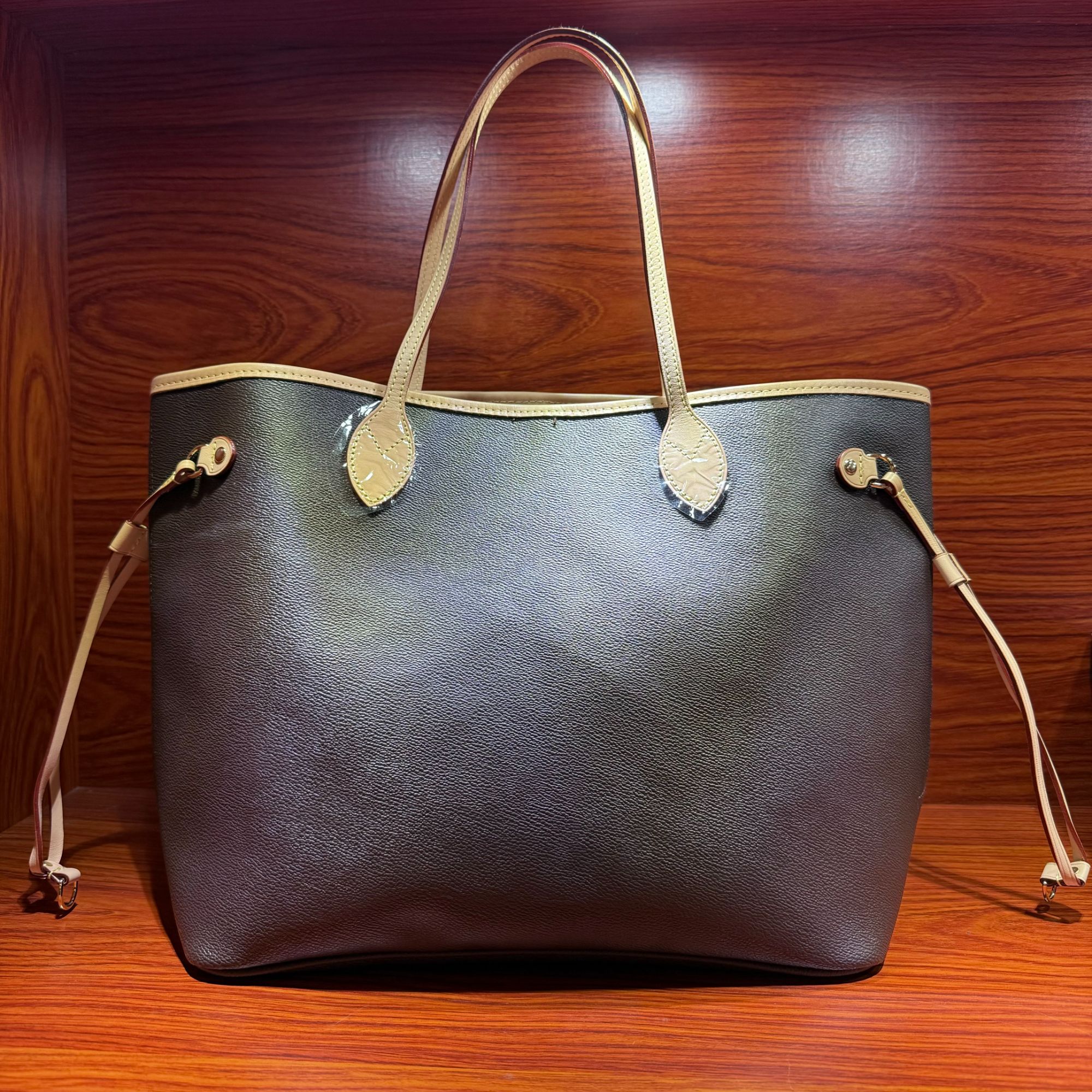 【TT】新款时尚真皮斜跨单肩包乃万包高货12