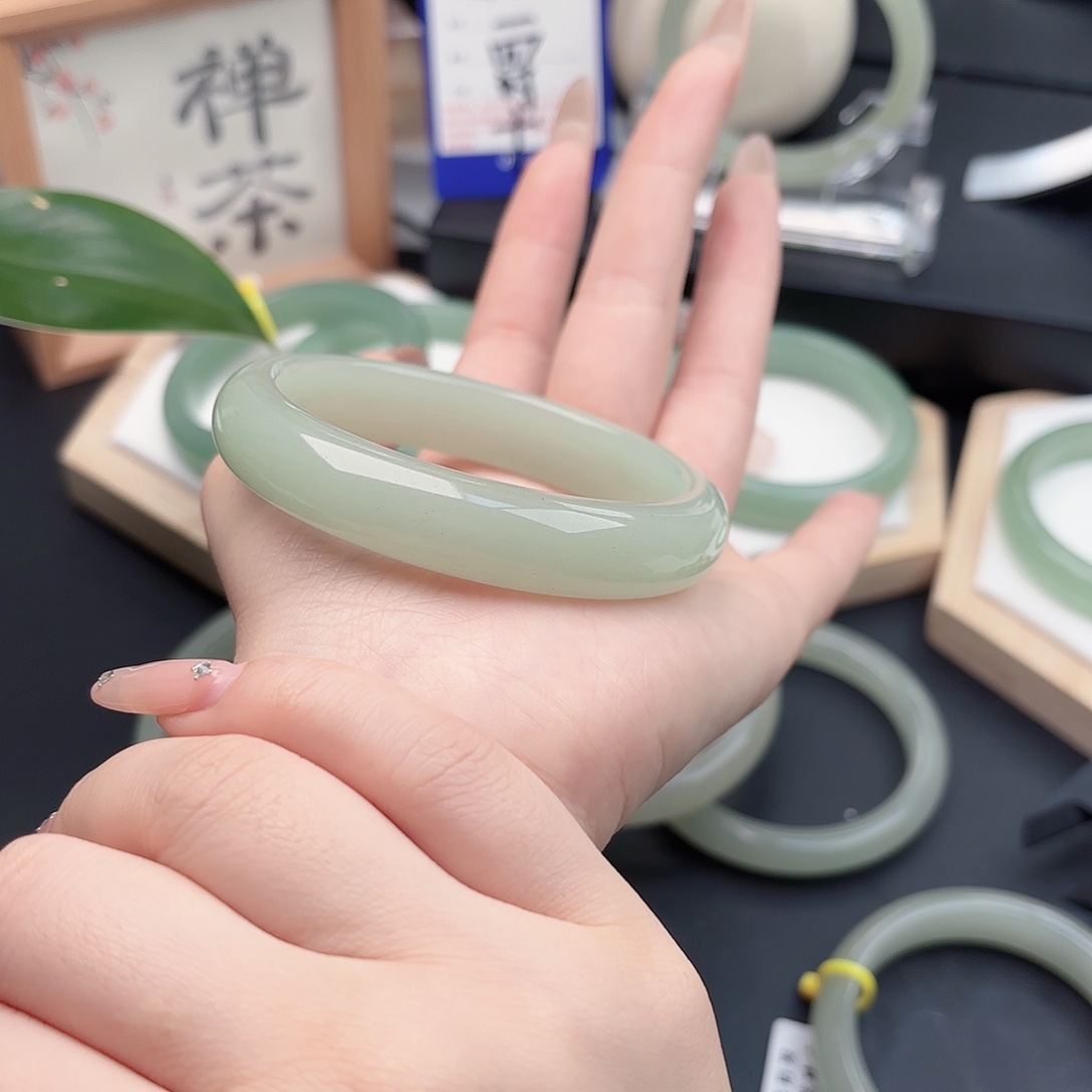 石英质玉未镶嵌手镯58