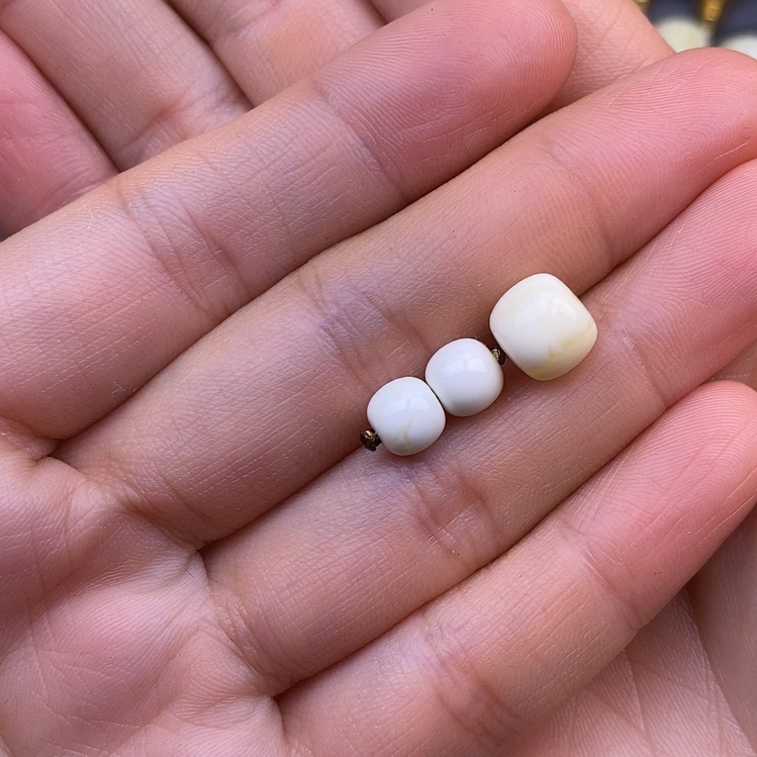 嘉***庆琥珀未镶嵌裸石9mm 蜜蜡套珠