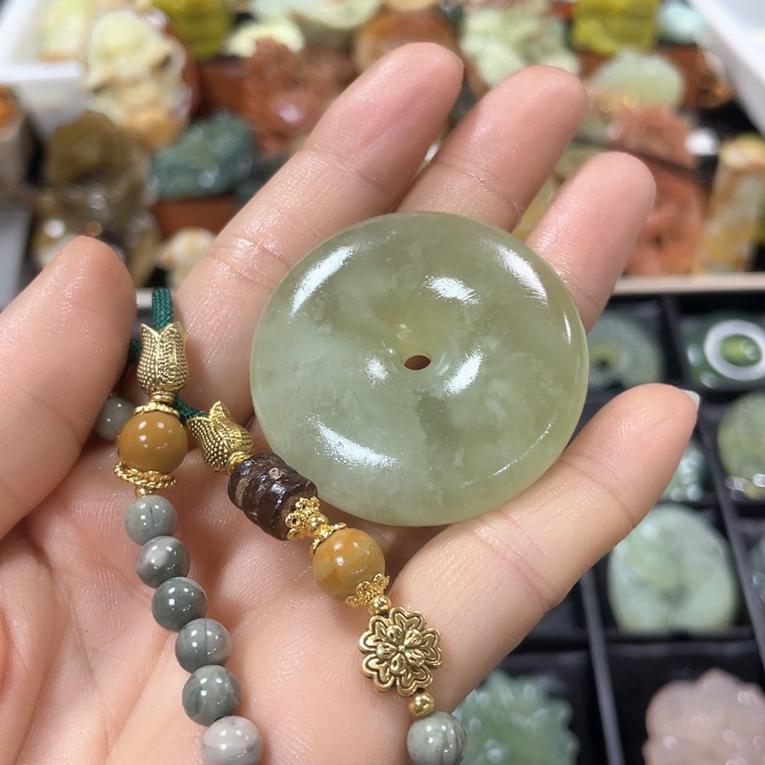 蛇纹石玉颈饰合金