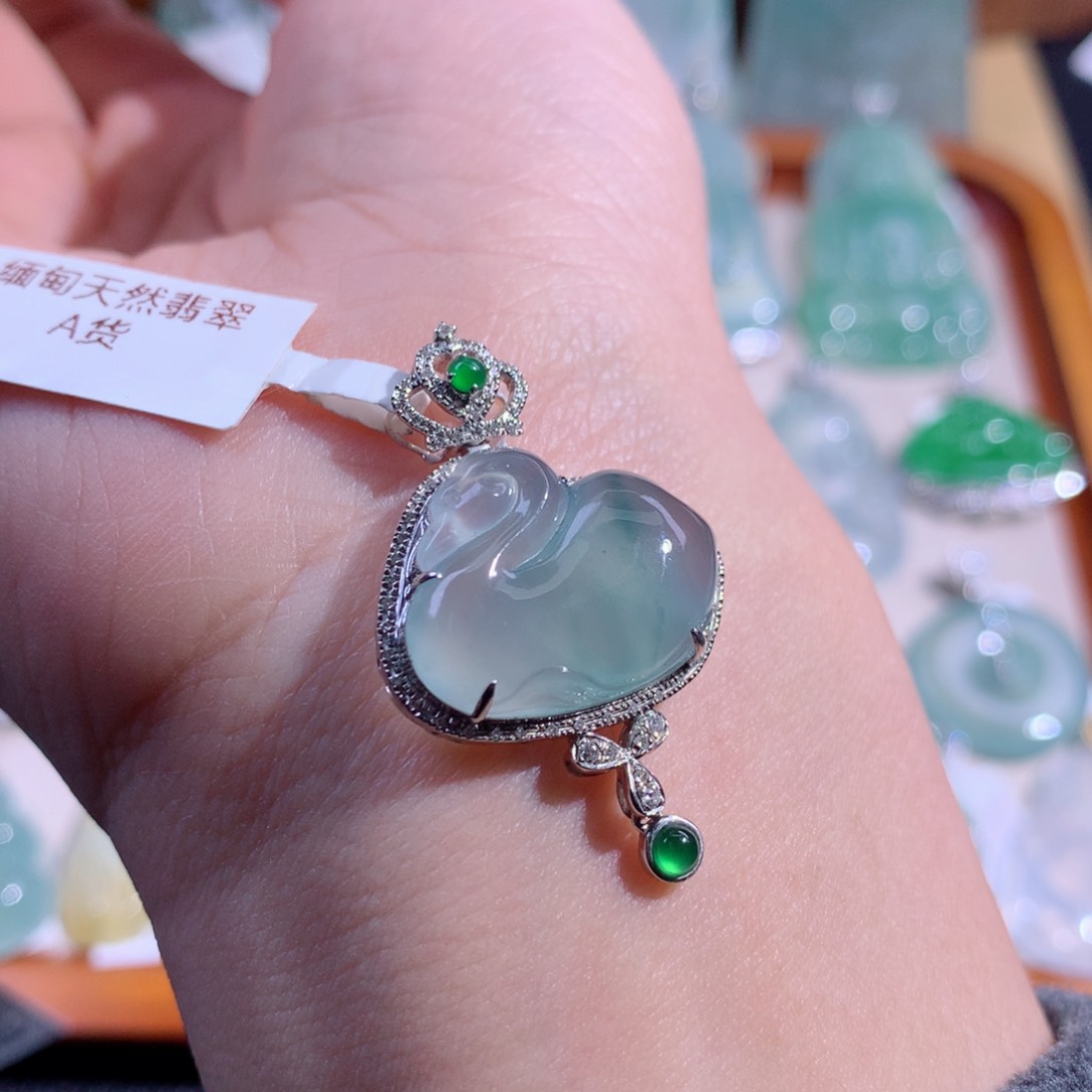 翡翠吊坠(不含链)18K金镶嵌天鹅
