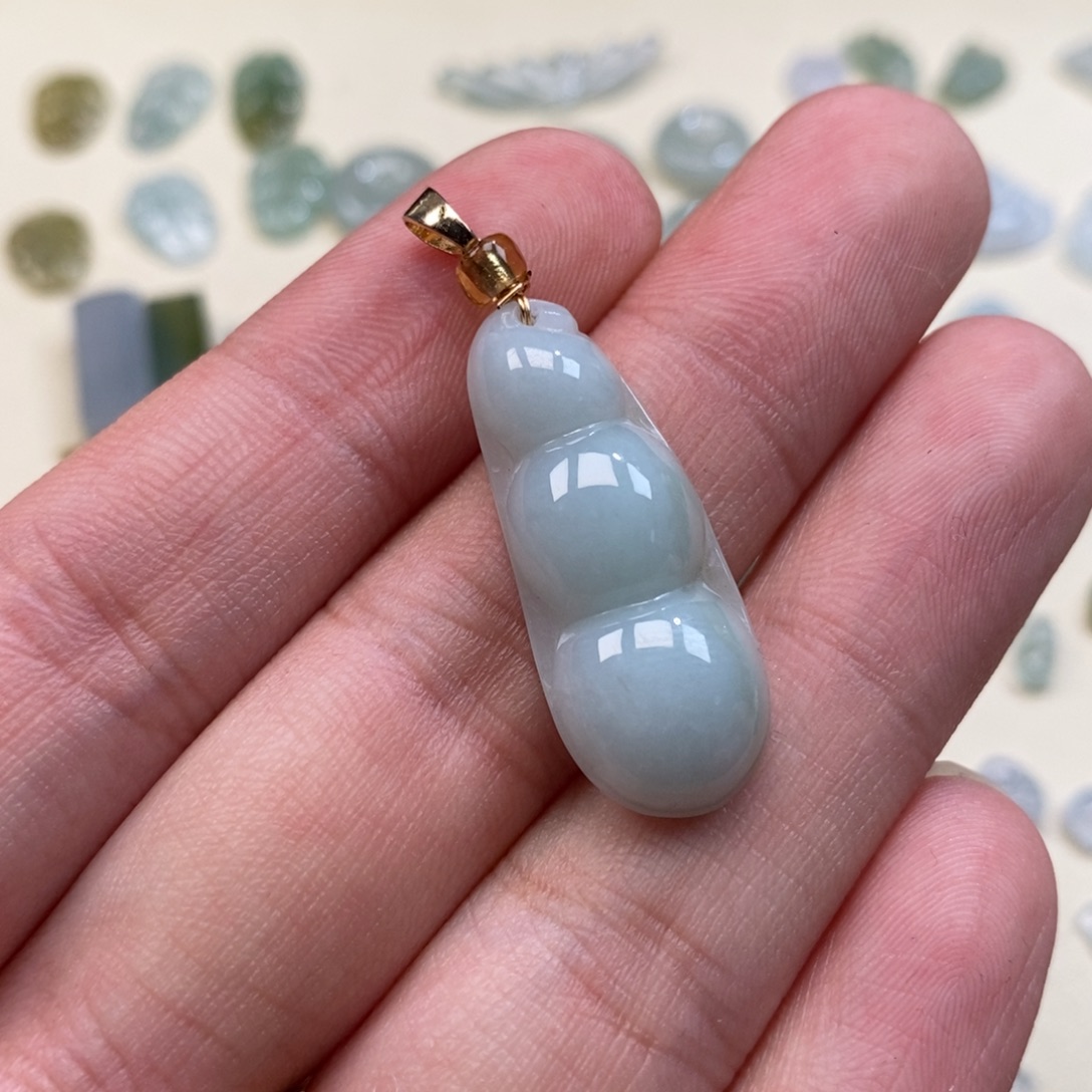 翡翠未镶嵌颈饰福豆