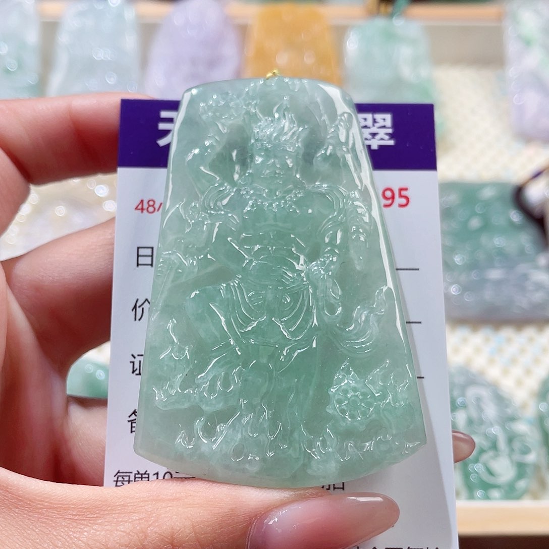 翡翠未镶嵌颈饰不动