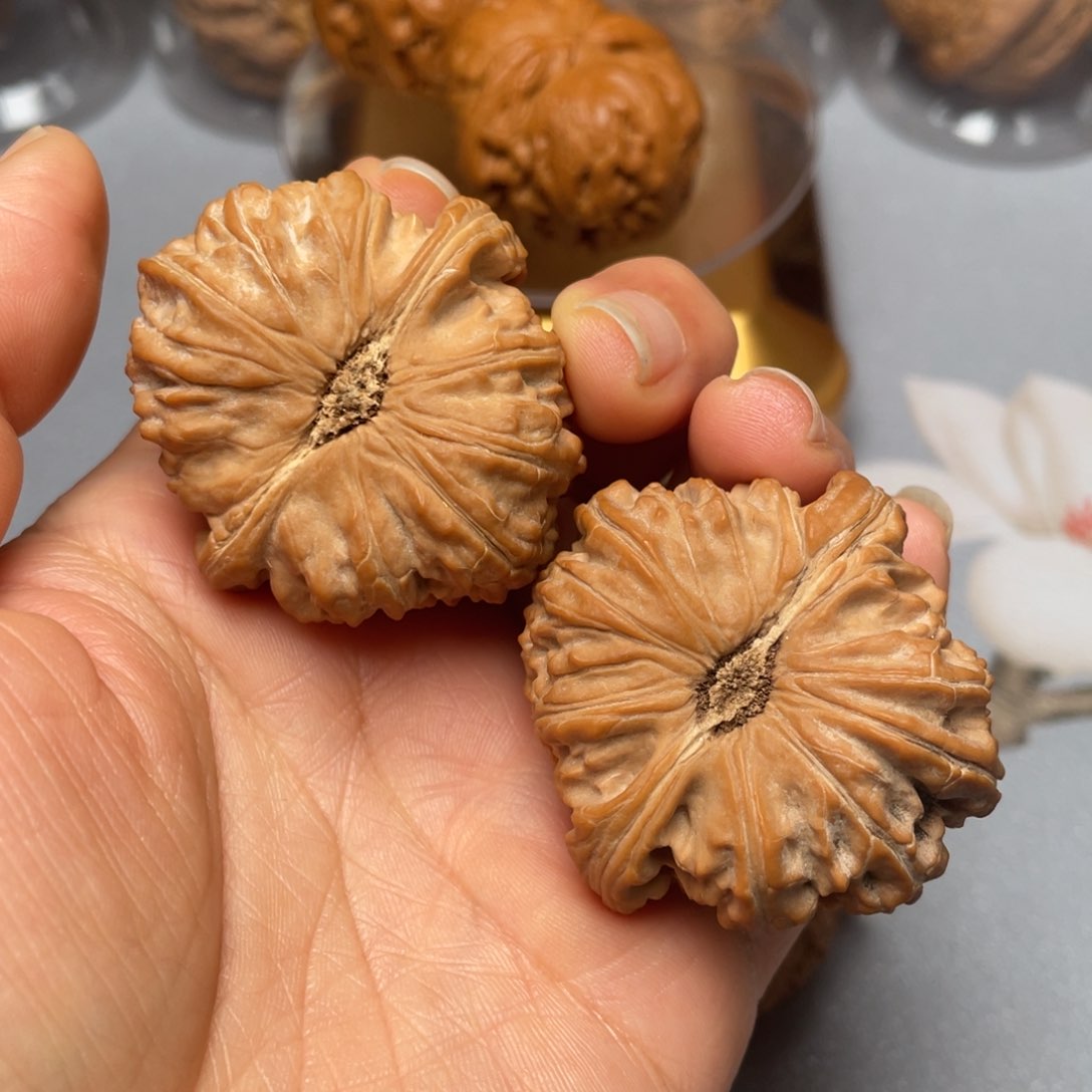 【闪购商品】文玩核桃吊坠卡姿兰………