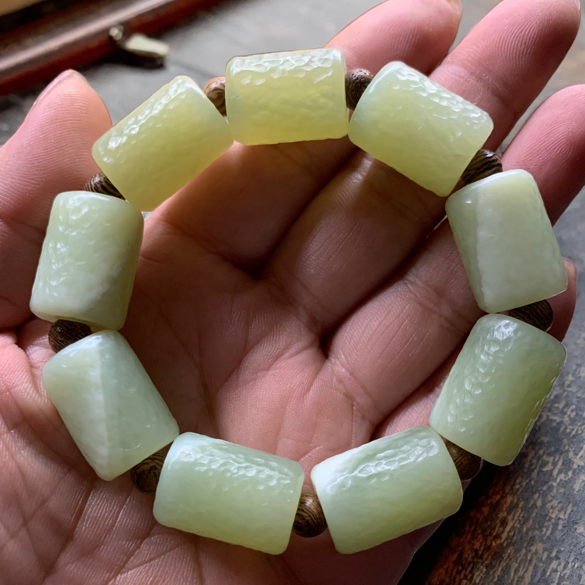天然岫玉手工锤纹奶绿色半壁桶珠手串男女同款
