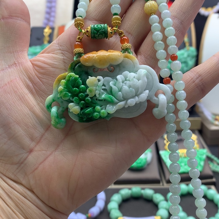 翡翠吊坠(赠链)未镶嵌