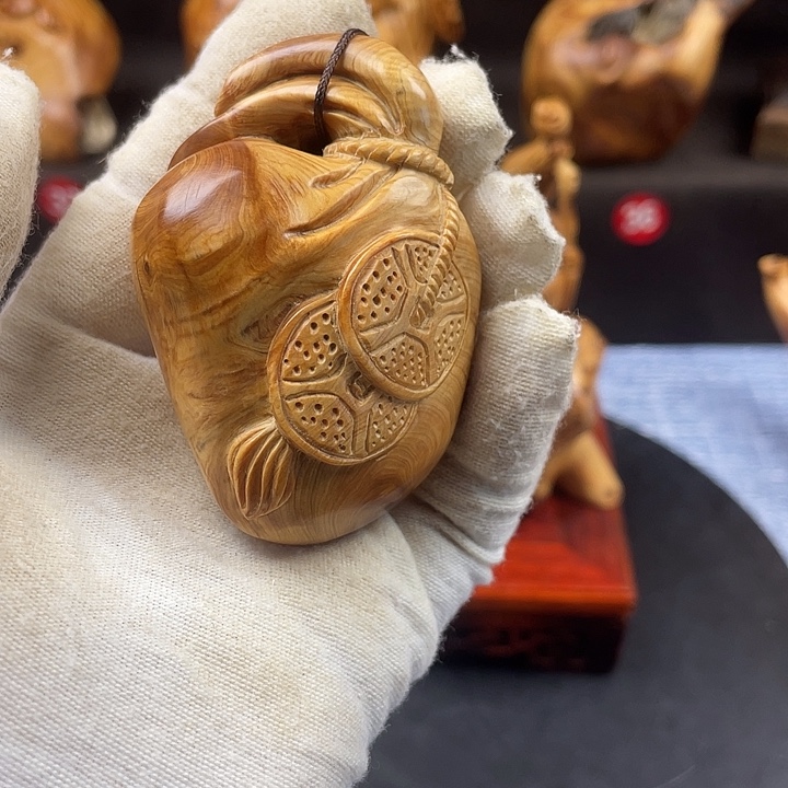 柏木（崖柏）钱袋手把件