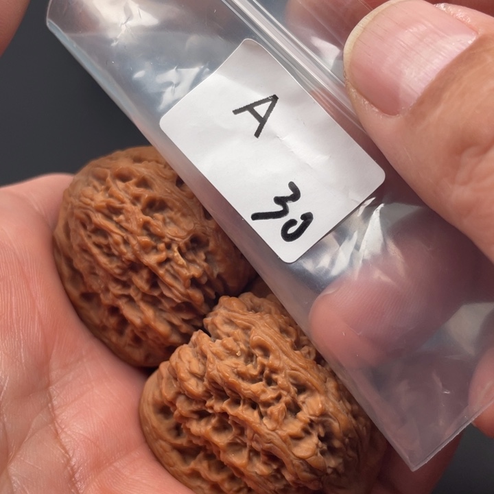 文玩核桃吊坠—**稳南疆39