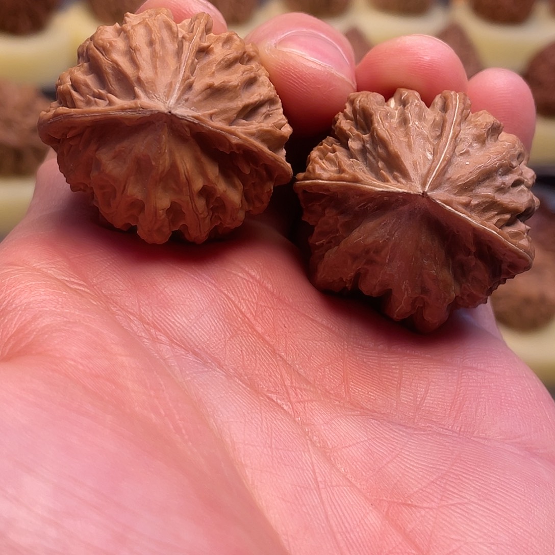 吊坠猴头核桃T三棱球连体，精配文玩核桃2号