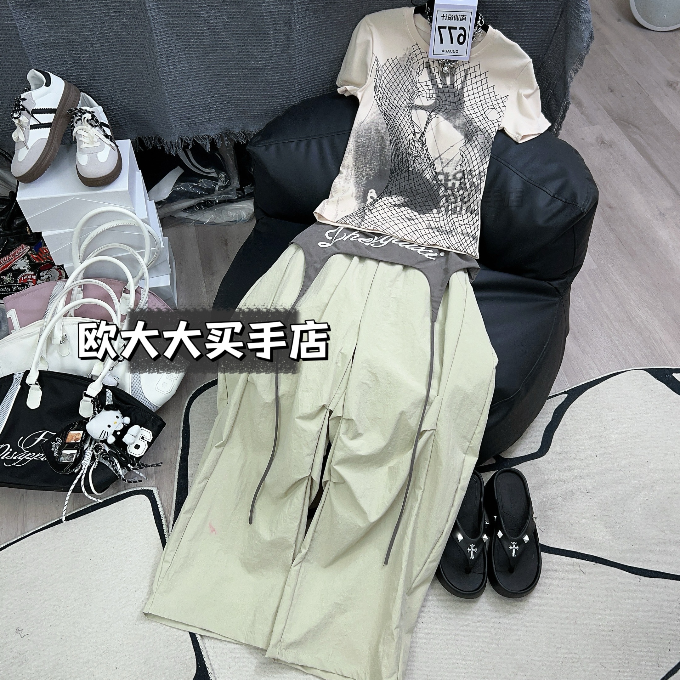 【677】奶杏印花T恤+奶杏色设计感弯刀裤+灰色英文屁帘