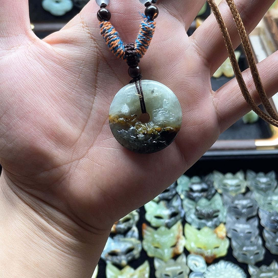 未镶嵌蛇纹石玉颈饰