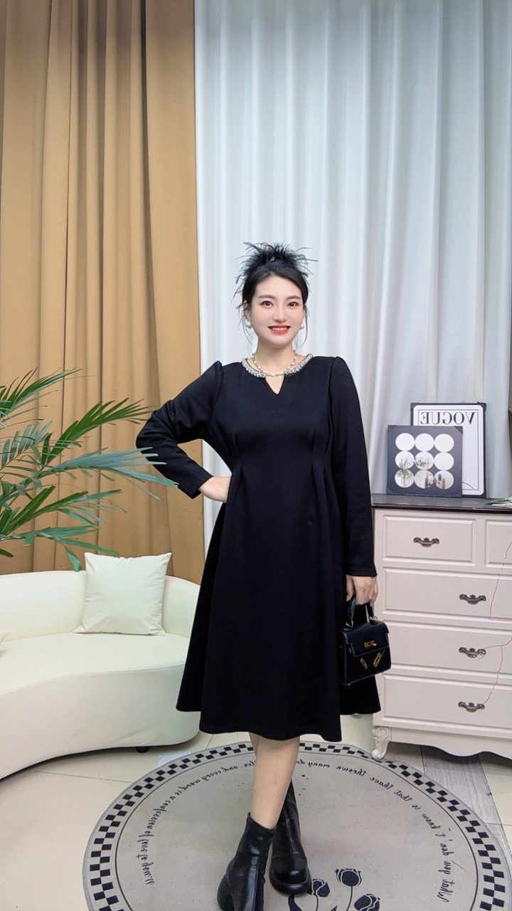 【洋洋】2025大码女装重工V领钉珠赫本法式显瘦黑色连衣裙25037