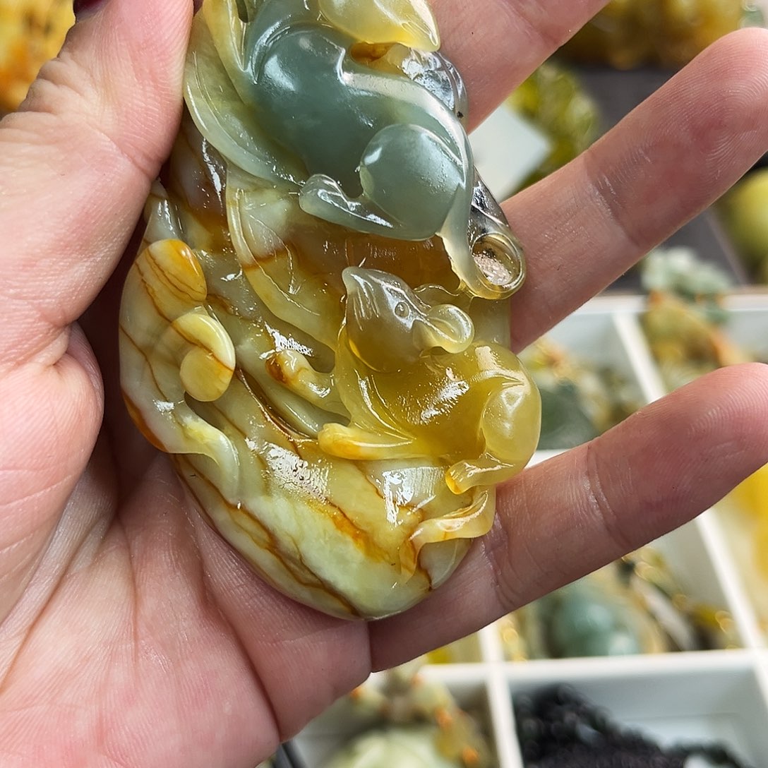 蛇纹石玉颈饰未镶嵌