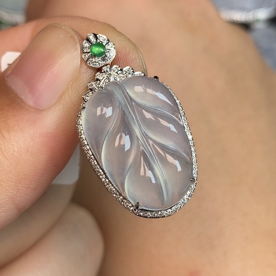 翡翠18K金镶嵌颈饰叶子