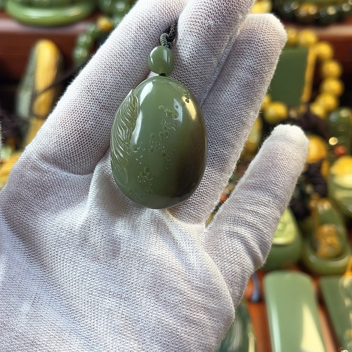 岫岩老玉（透闪石质玉）颈饰未镶嵌