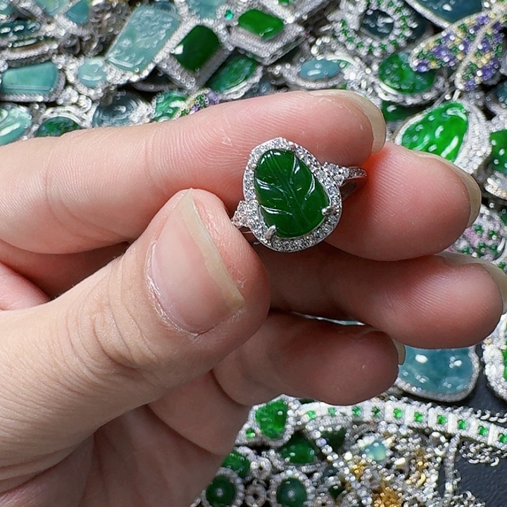 翡翠颈饰未镶嵌天然A货翡翠放漏