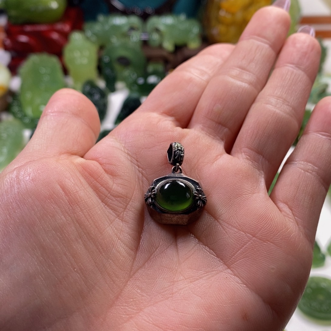 蛇纹石玉未镶嵌颈饰