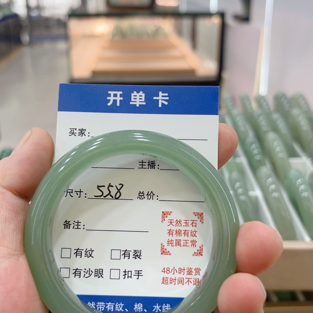 石英质玉手镯未镶嵌?