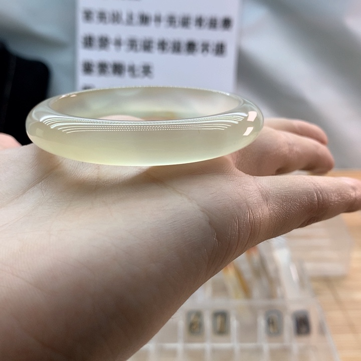 【闪购商品】玛瑙/玉髓手镯未镶嵌屈***✨