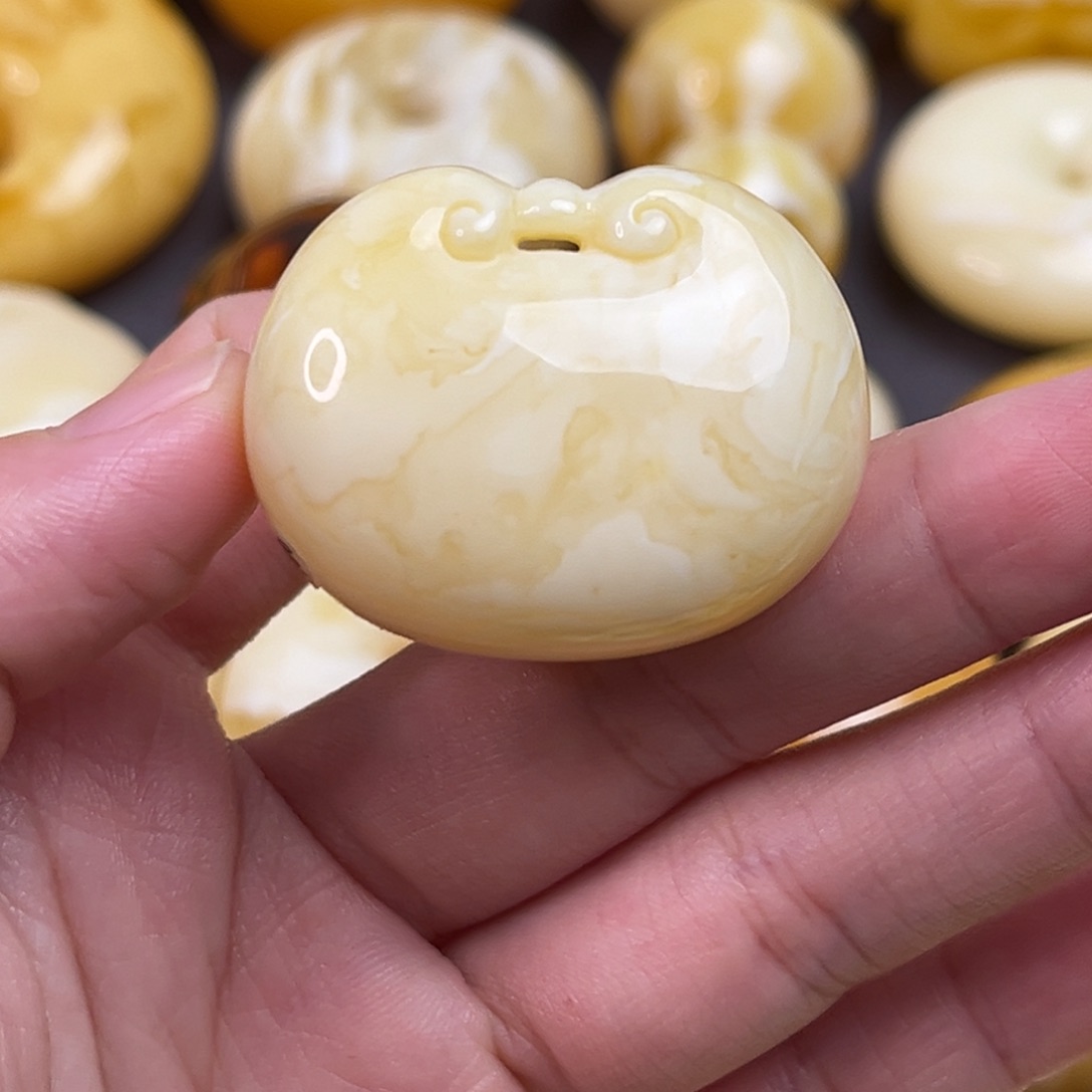 琥珀裸石未镶嵌如意