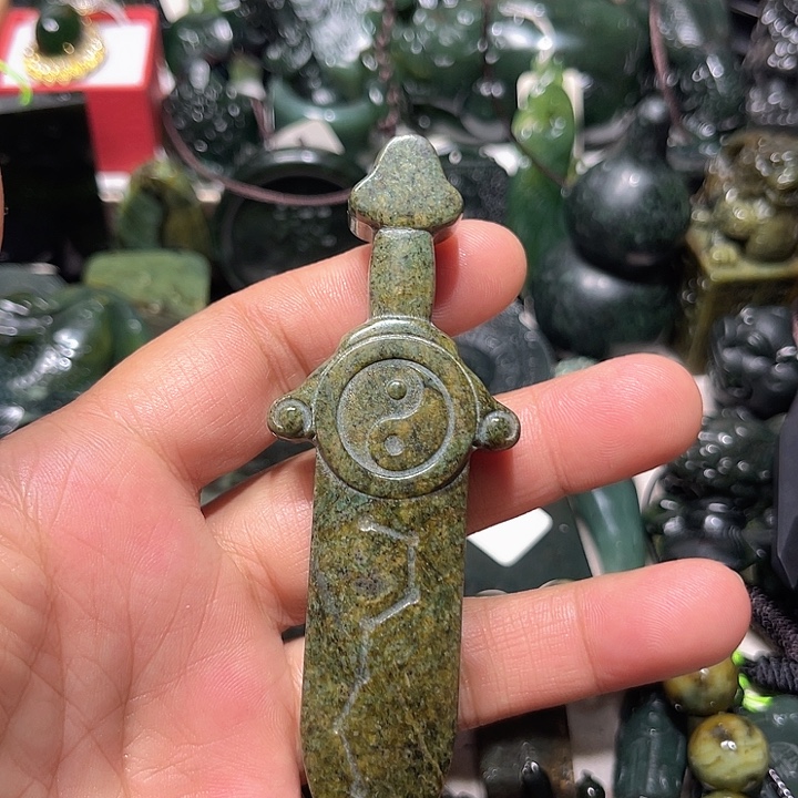 阳***灵蛇纹石玉未镶嵌颈饰