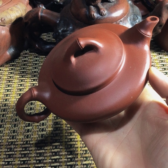 紫砂茶壶圆光泥料手工制作的紫砂壶。