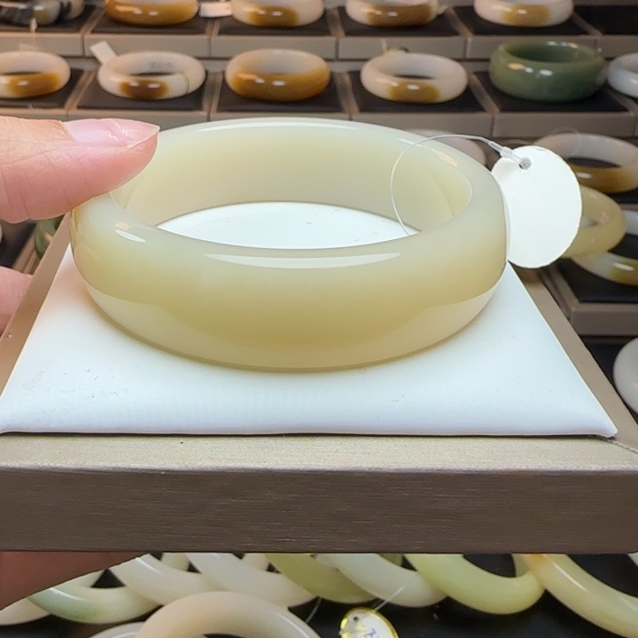 和田玉（糖玉）手镯未镶嵌奶糕 粉糖