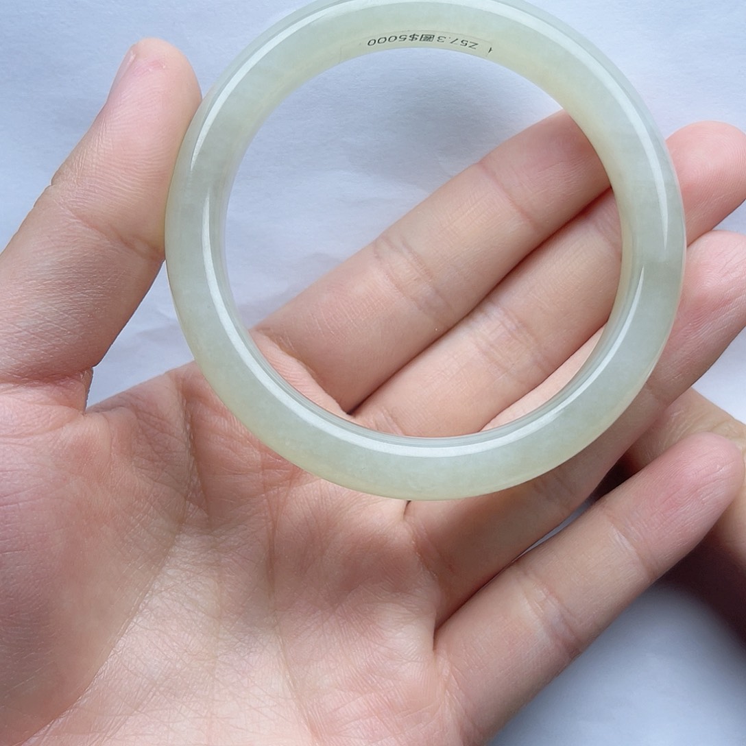 和田玉手镯56 57圈口。k k 未镶嵌