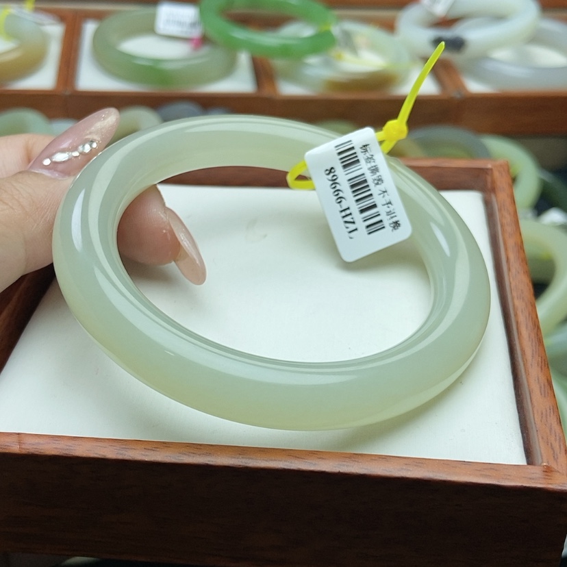 【闪购商品】和田玉手镯未镶嵌58