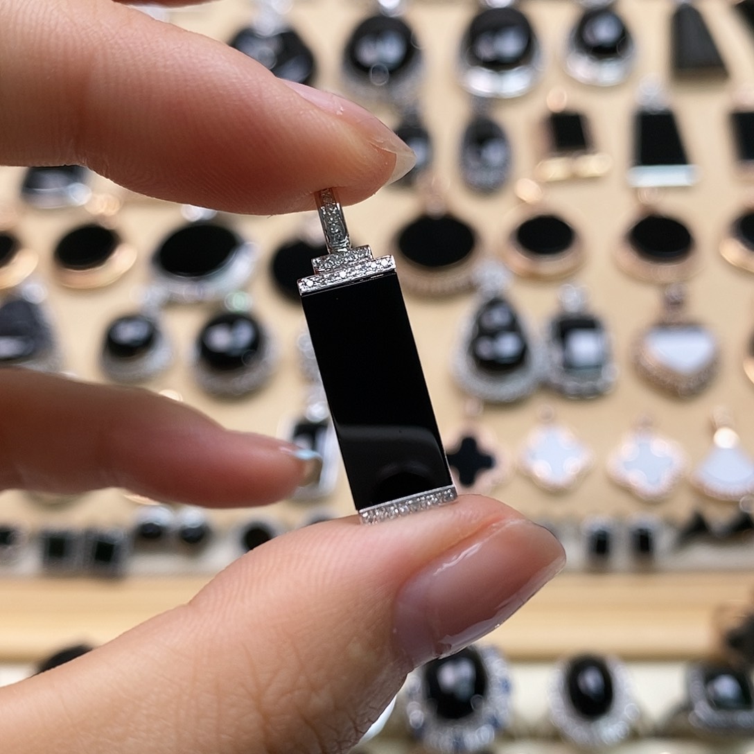 翡翠颈饰18K金镶嵌天然翡翠墨翠