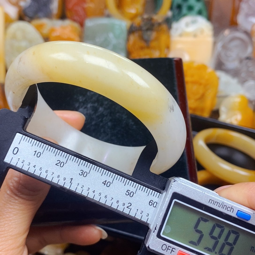 石英质玉（黄龙玉）未镶嵌颈饰