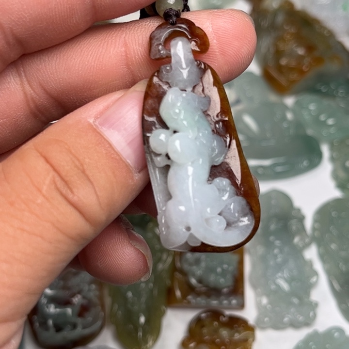 翡翠未镶嵌颈饰貔貅