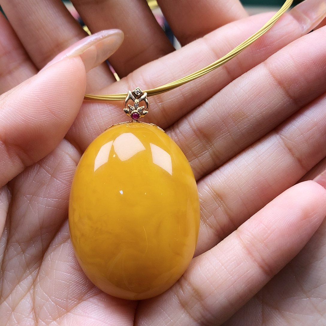 蜜蜡颈饰18K金镶嵌吊坠