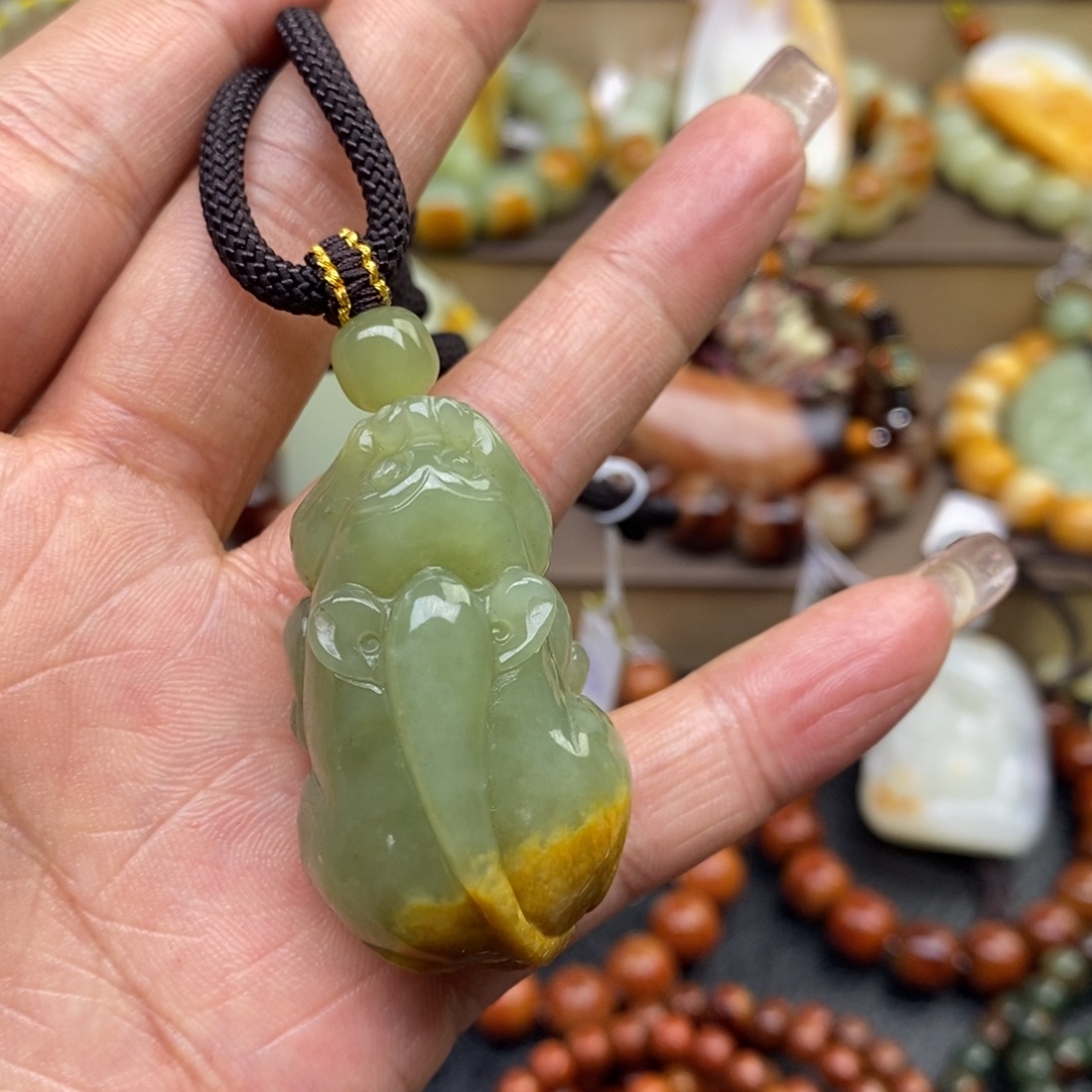 透闪石质玉未镶嵌颈饰