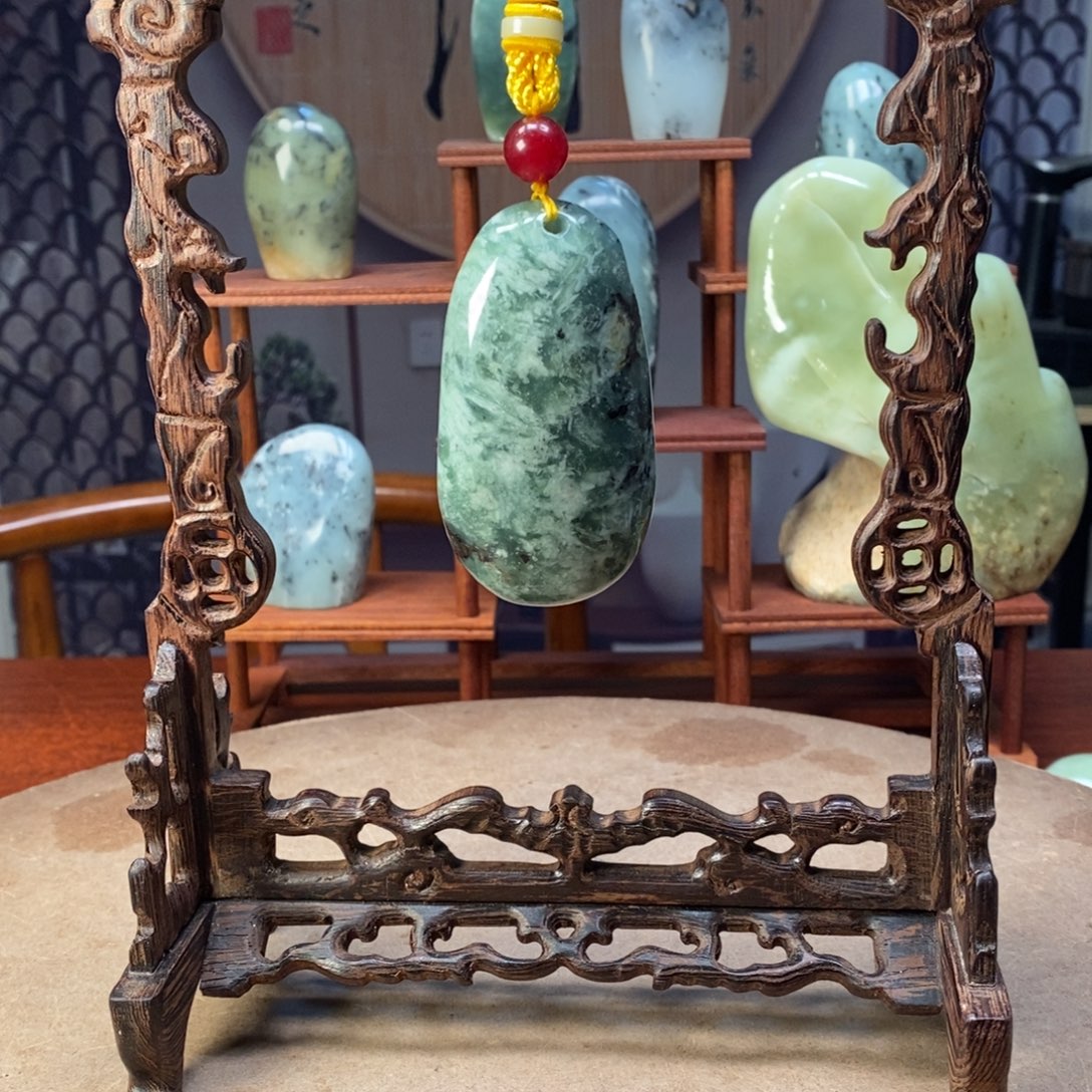 上***》玉岫岩精品原石把件